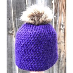 Crochet beanie with poof